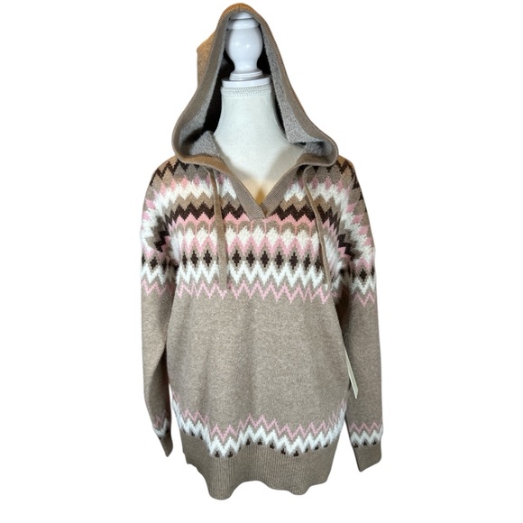 Rachel Zoe Sweaters - Rachel Zoe NWT Tan V-Neck Sweater with Zigzag Pattern
